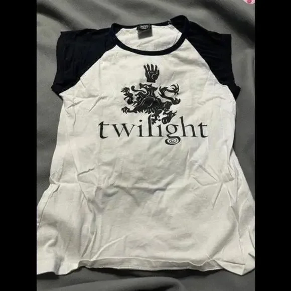 Twilight 'Team Cullen' T-Shirt - A Must-Have for Die-Hard Fans! - Picture 1 of 4